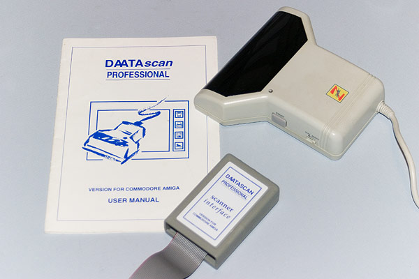 The Pandaal DAATAscan Professional handscanner, adapter and manual